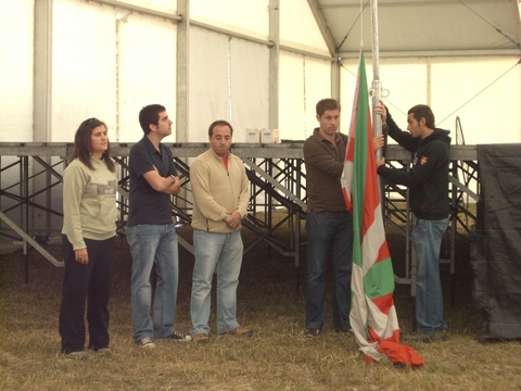 Argazkia: Ikurriaren igoerarekin hasi da